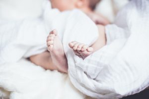 Het ultieme comfort voor je kleintje: Het juiste dekentje voor de kinderwagen kiezen